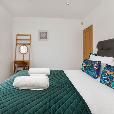 White House Apartments-Free Parking 1 Car Per Apartment York Exterior photo