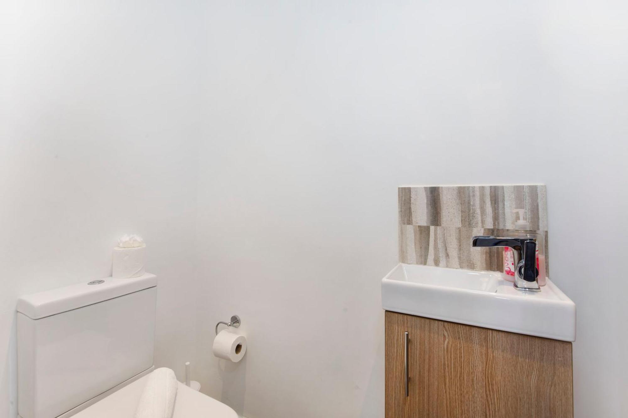 White House Apartments-Free Parking 1 Car Per Apartment York Exterior photo