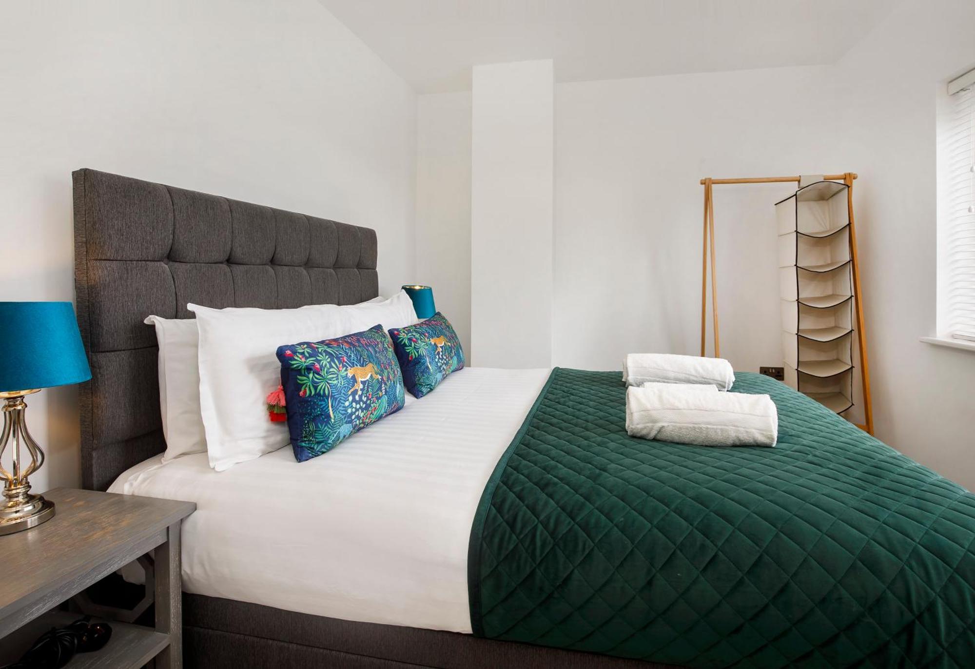 White House Apartments-Free Parking 1 Car Per Apartment York Exterior photo