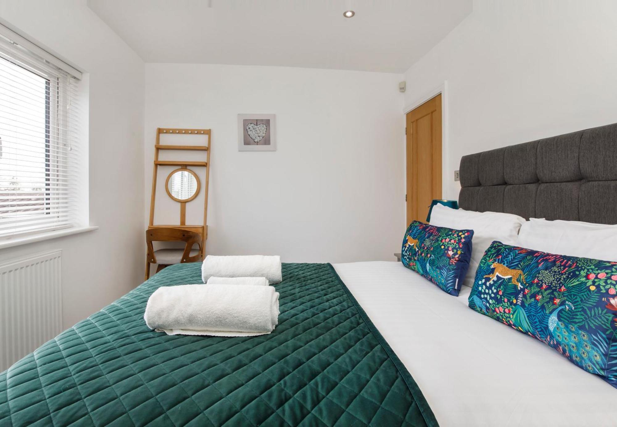 White House Apartments-Free Parking 1 Car Per Apartment York Exterior photo