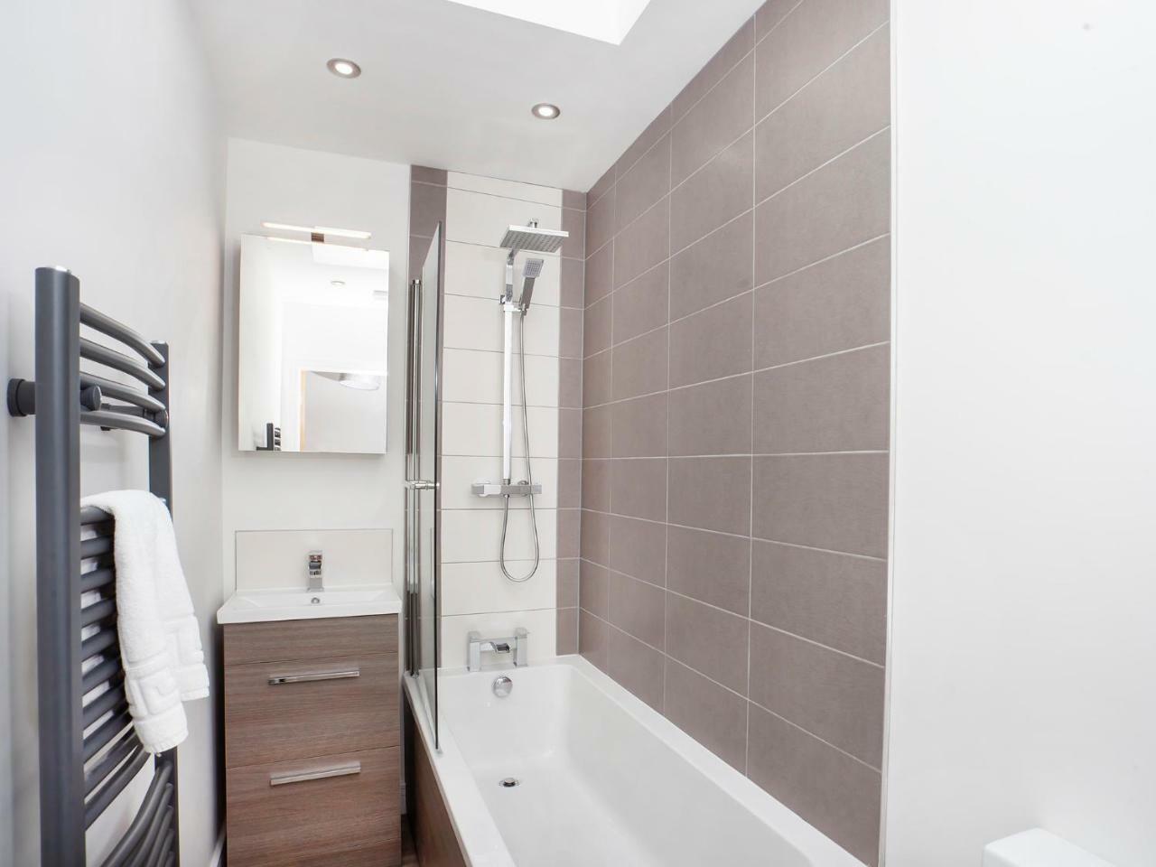 White House Apartments-Free Parking 1 Car Per Apartment York Exterior photo