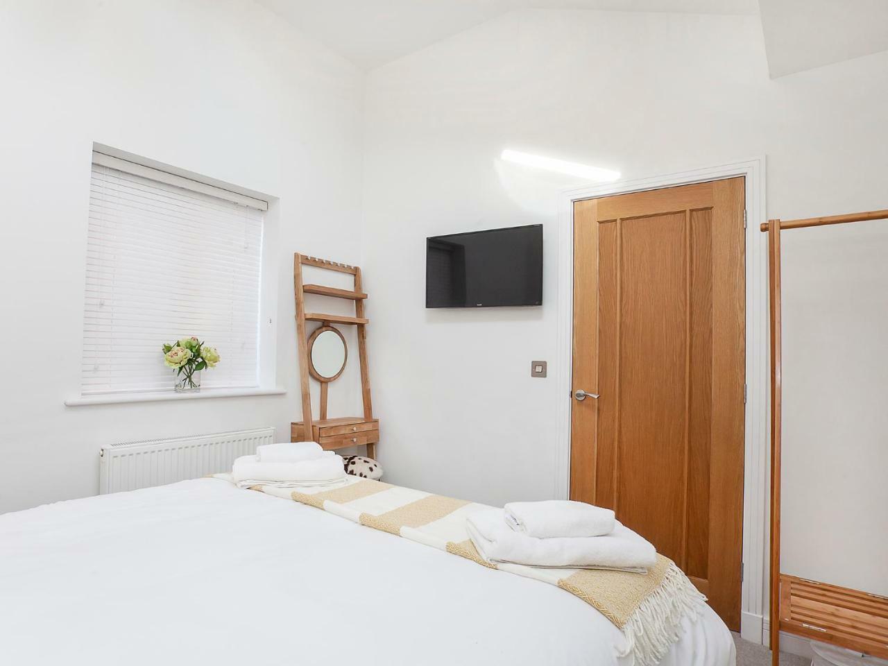 White House Apartments-Free Parking 1 Car Per Apartment York Exterior photo