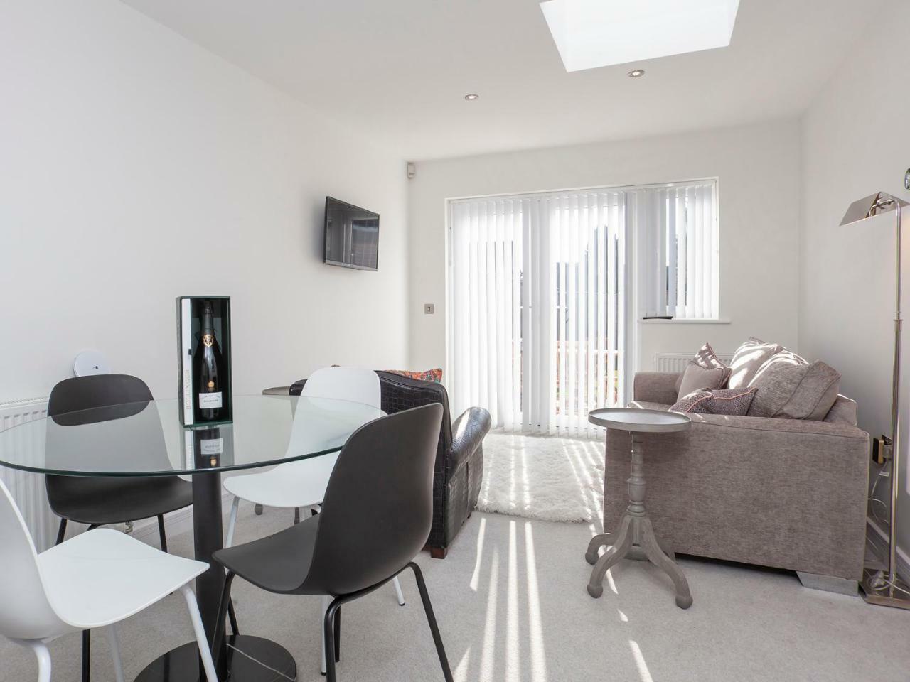 White House Apartments-Free Parking 1 Car Per Apartment York Exterior photo