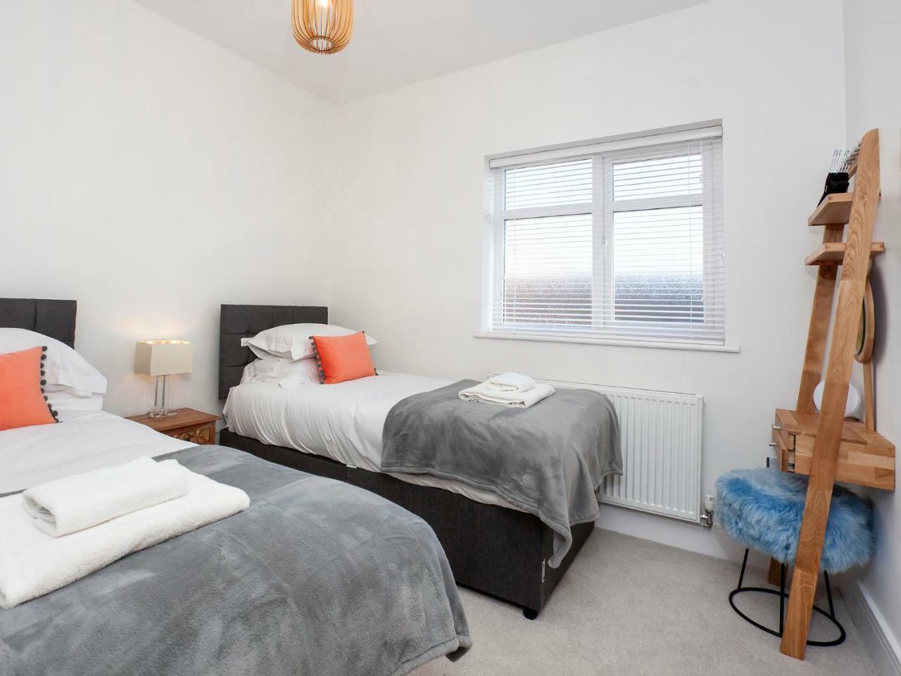 White House Apartments-Free Parking 1 Car Per Apartment York Exterior photo